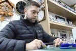 Samsun’un en genç saat tamircisi, zamana ayar veriyor