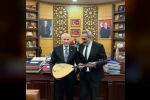 Sanatçı Yavuz Bingöl, MHP Lideri Bahçeli’ye bağlama hediye etti