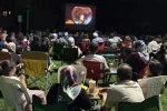 Sandalyeyi kapan açık hava sinemasına koştu