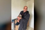 Şantiyede yaralı halde bulduğu ördeğe çocuğu gibi baktı