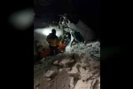 Şarampole devrilen araçta sıkışan sürücü böyle çıkartıldı 