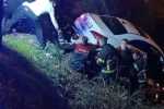 Şarampole uçan otomobilden çıkmak istemedi, ekiplere zor anlar yaşattı