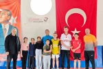 Sarıgöl’de minik güreşçiler tatilde de minderde