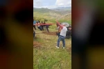 Sarıkamış’ta devrilen traktör için köylüler seferber oldu