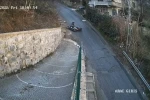 Sarıyer’de bozuk yolun sebep olduğu kaza kamerada: 1 yaralı