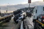 Sarıyer’de otomobil aydınlatma direğine çarptı