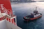 Sarıyer’de yalıya metreler kala karaya oturan konteyner gemisi yüzdürüldü