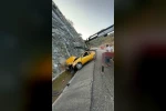 Savrulan otomobil hurdaya döndü, sürücü araçta sıkıştı