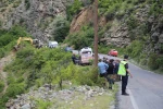Şavşat Deresi’ne uçan kamyonet çıkarıldı, kayıp baba ve oğul aranıyor