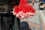 Şehir şehir dolaşarak kokulu kaya tuzu satıyor