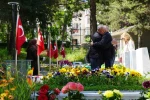 Şehit aileleri ve gazi yakınları bayram arefesinde şehitlikleri ziyaret etti