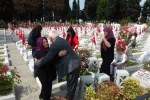 Şehit mezarlarına karanfil bıraktılar, şehit aileleriyle bayramlaştılar