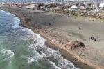 Sel felaketinin ardından sahil şeridi odun ve atıklarla kaplandı