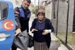 Sel riskine karşı sahada olan zabıta ekipleri vatandaşa yardım etti