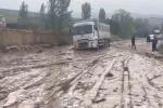 Sel suları iki ilçeyi birbirine bağlayan yolda ulaşımı aksattı