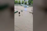 Sel sularına kapılan yaşlı adamı son anda kurtardılar