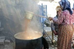 Selendi’de şifa kaynağı pekmez kaynatılmaya başlandı