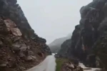 Şemdinli’de dev kaya parçası yolu ulaşıma kapattı