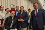 Sepet şeklinde tasarlanan insan saçında çikolata ikramı