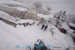 Seraların çökme anı kamerada: Kar altında kaldı, komşularının yardımıyla kurtarıldı