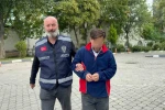 Seri hırsız keşif yaparken ve eve tırmanırken kameraya yakalandı: 70 bin liralık eşya ele geçirildi
