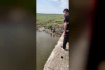 Serinlemek için girdiği derede boğulma tehlikesi geçirdi