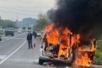 Seyir halindeki araç alevlere teslim oldu