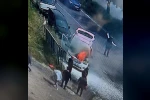 Seyir halindeki aracın alev aldığı ve çok sayıda yangın tüpleriyle müdahale anları kamerada