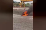 Seyir halindeki motosiklet alevlere teslim oldu