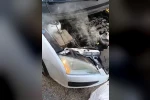 Seyir halindeki otomobil alev aldı
