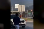 Seyir halindeki otomobil alev topuna döndü