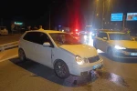 Seyir halindeki otomobil bariyerlere çarptı: 2 yaralı