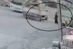 Seyir halindeki pikabın açılan kapağı kadının kafasına çarptı... O anlar kamerada