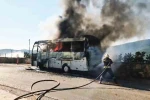 Seyir halindeki servis midibüsü alev alev yandı