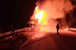 Seyir halindeki tır alevlere teslim oldu