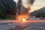 Seyir halindeki tır bir anda alev aldı