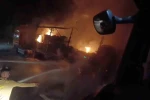 Seyir halindeki tırın dorsesi alev alev yandı