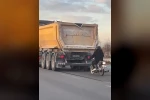 Seyir halindeki tırın peşinde motosikletli tehlikeli yolculuk