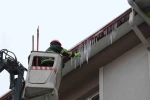 Sibirya soğukları buz sarkıtları oluşturdu, ekipler harekete geçti