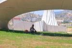 Sıcaklardan bunalan atık kağıt toplayıcısı ay-yıldızın gölgesine sığındı 