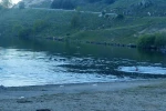 Sıcaktan bunalan gençler Çıldır Gölü’nde serinliyor