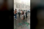 Sıcaktan bunalan gençler serinlemek için su savaşı yaptı