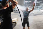 Sıcaktan bunalan vatandaş soluğu oto yıkamacıda aldı