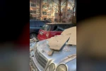 Şiddetli fırtınadan dolayı sökülen dış yalıtım malzemeleri üzerine düştükleri otomobillerin hasar almasına neden oldu