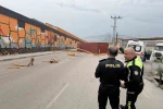 Şiddetli fırtınanın tırda taşınan konteyneri uçurduğu anlar kamerada 