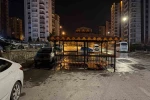 Şiddetli rüzgar, söktüğü kamelyayı bozmadan yola kondurdu