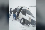 Siirt Özel İdare ekipleri hem yolları açıyor, hem de hastaları sağlık ekiplerine ulaştırıyor