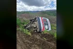 Siirt’te ambulans şarampole devrildi: 3 sağlık personeli yaralandı