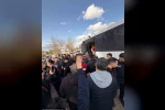 Siirt’te annesinin cenaze törenine katılan Fadıl Akgündüz ile ekipler arasında tartışma