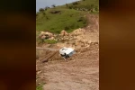 Siirt’te heyelan: Minibüs mahsur kaldı